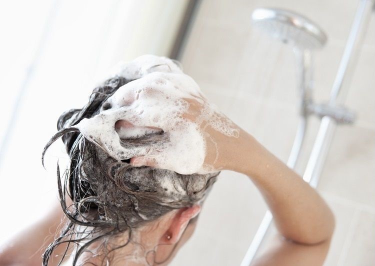 мытье волос с шампунем